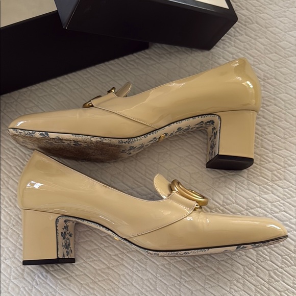 Gucci Cream and Gold Leather Loafers - Picture 3 of 5